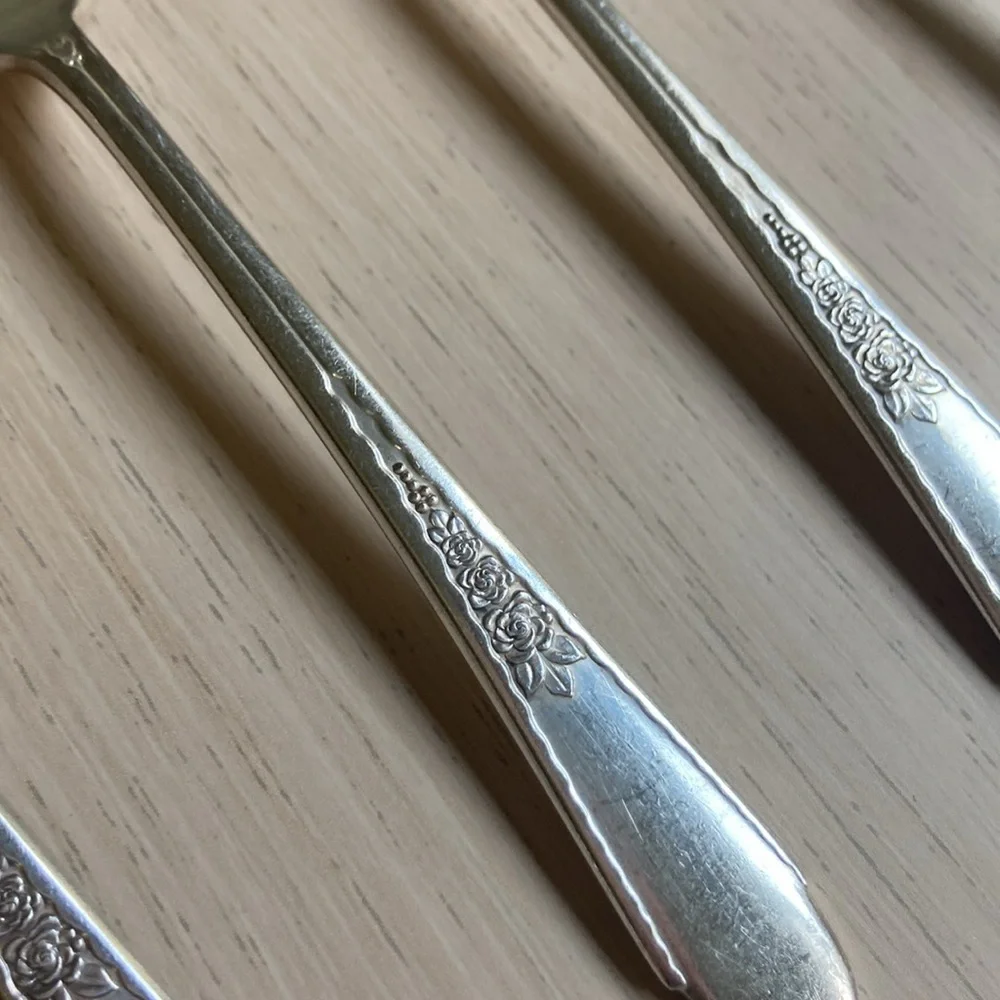 Vintage Set of 8 Silver Plated Teaspoons WM. ROGERS & SON IS GARDENIA Pattern